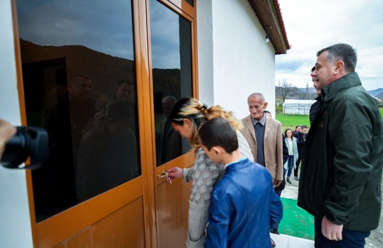 Ju shkatërrua nga tërmeti dhe rrëshqitjet e tokës, Balla i dorëzon çelësat e shtëpisë së re familjes Vrapi në Papër të Elbasanit