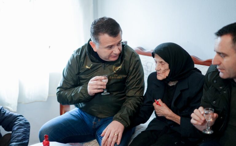 Jetonin në shtëpi të rrënuar, Balla i dorëzon çelsat e shtëpisë së re nënë Bejazes 94 vjeç