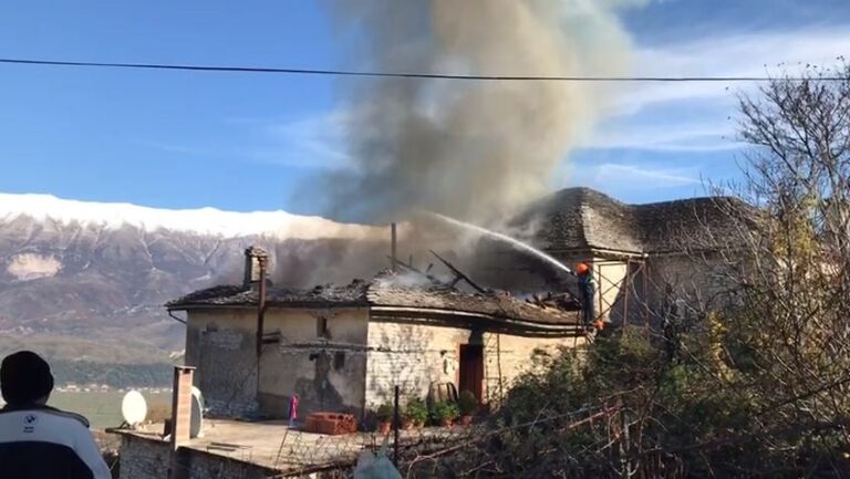 Digjet një banesë në Gjirokastër, flakët pushtojnë shtëpinë ngjitur (Video)