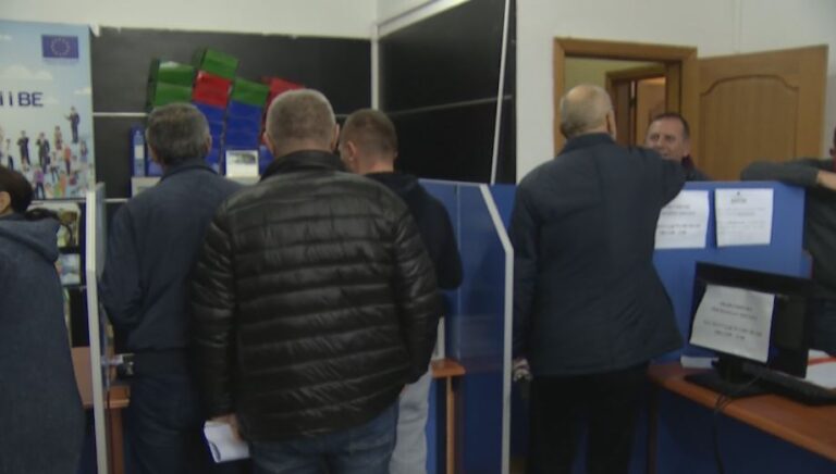 Banorët e Durrësit ende pa strehim: Po na sorollatin