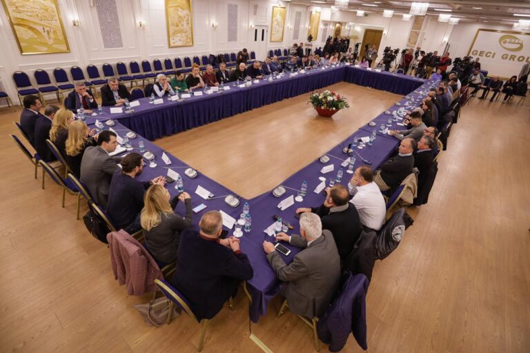 Tryeza e opozitës për ligjin e mediave. Gazetarët: Po rikthehet censura si në komunizëm