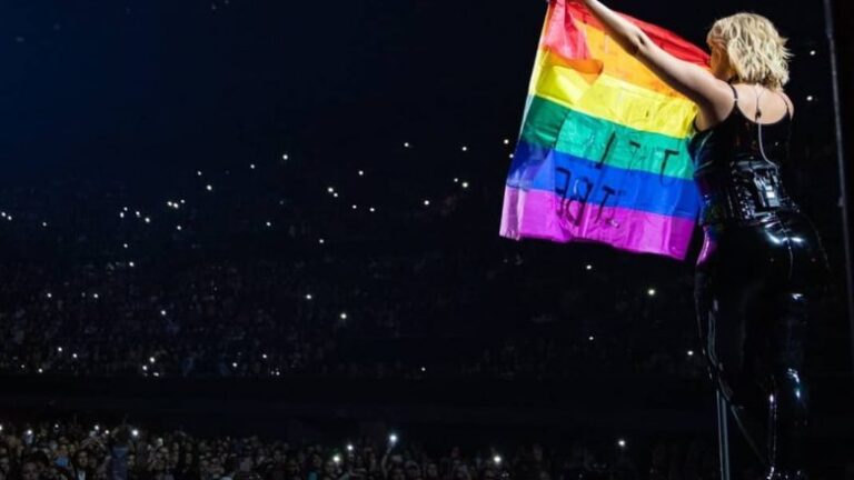 Bebe Rexha përfundon turneun, valvit flamurin e LGBTI