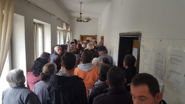 Kaos për pasaportat në Berat