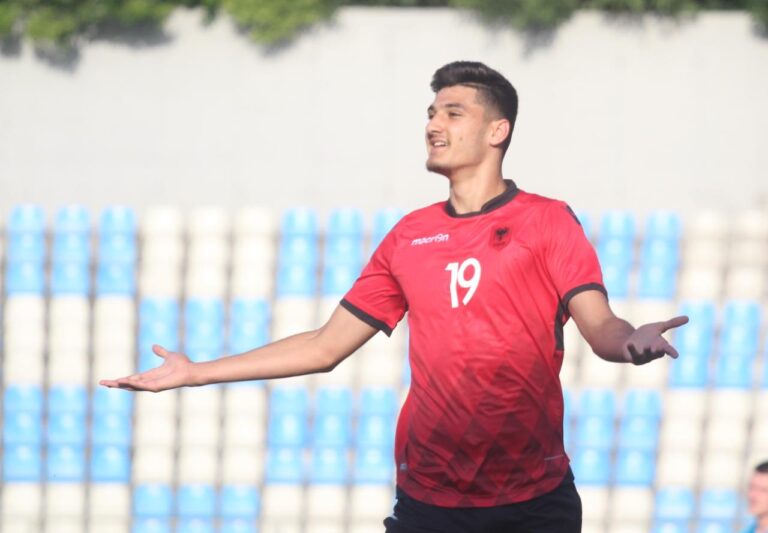 Foto/ Po shkëlqen, Chelsea “burgos” talentin Armando Broja