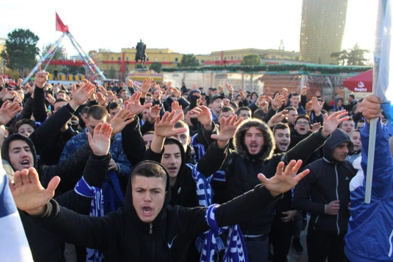 “Ndizet” derbi, tifozët e Tiranës grumbullohen në qendër të qytetit (FOTO&VIDEO)