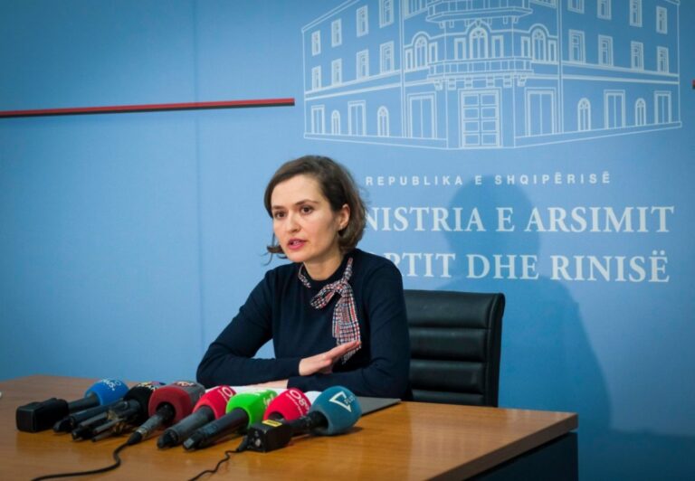 Shahini: Në 4 qytete mësimi fillon më 9 dhjetor. Mësim i përkohshëm në hotele