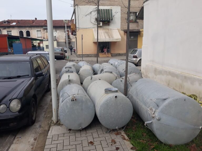 Aksioni për depozitat e ujit, vetëm në një pallat hiqen 17 depozita 1 mijë litroshe (Foto)