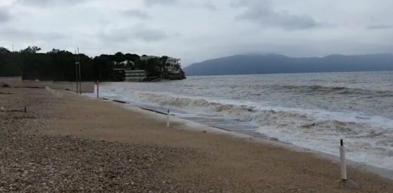 Përkeqësohet moti, deti i “egërsuar” sot në Vlorë