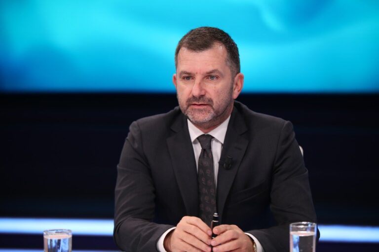 Andi Bushati: Qeveria po mbyll çdo zë kundër saj