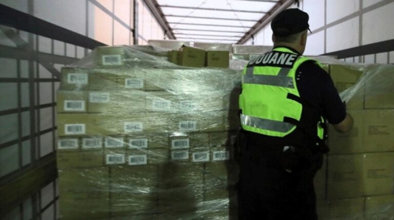 Transportonin 373 kg kanabis të fshehur brenda arkave me sallatë, në pranga 2 persona