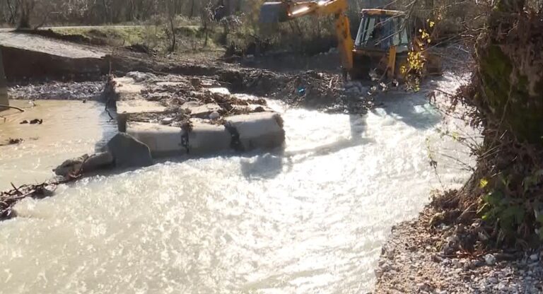 Reshjet shkatërrojnë rrugën provizore mbi lumë, izolohen dy fshatra në Dropull