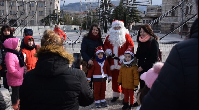 Parada e babagjyshërve ndez atmosferën festive në Korçë