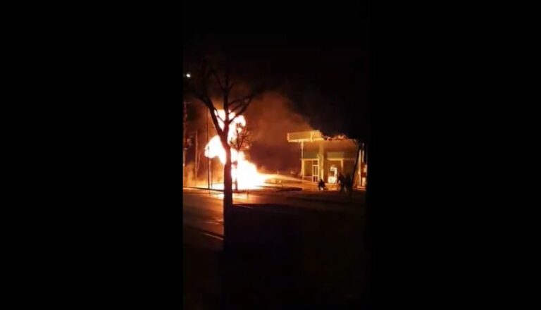 FOTO/ “U parandalua shpërthimi”, Goxhaj: Shkaku i flakëve u bë një motor, nuk dihet gjendja e depozitës