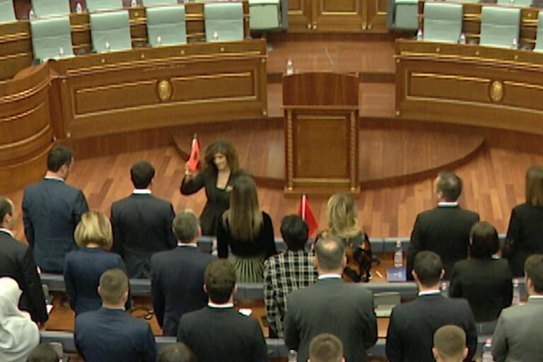 Ambasada amerikane në Kosovë uron deputetët e rinj, bën thirrje për qeveri të re