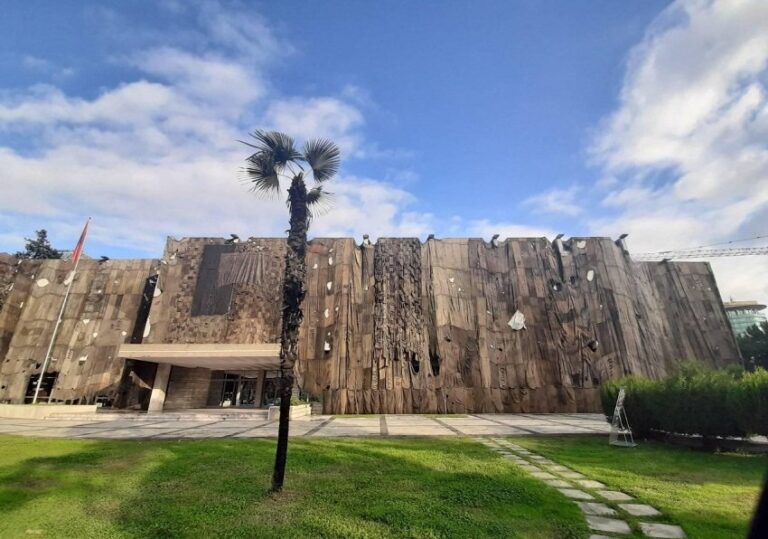Pamja e “trishtë” e Galerisë së Arteve, mbulohet me thasë të vjetër