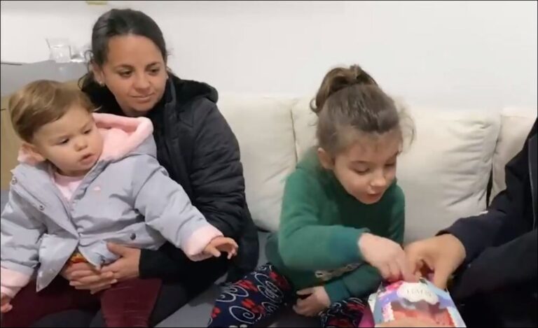 Humbi bashkëshortin në Thumanë, Klotilda greku sistemohet në apartament të ri në Tiranë