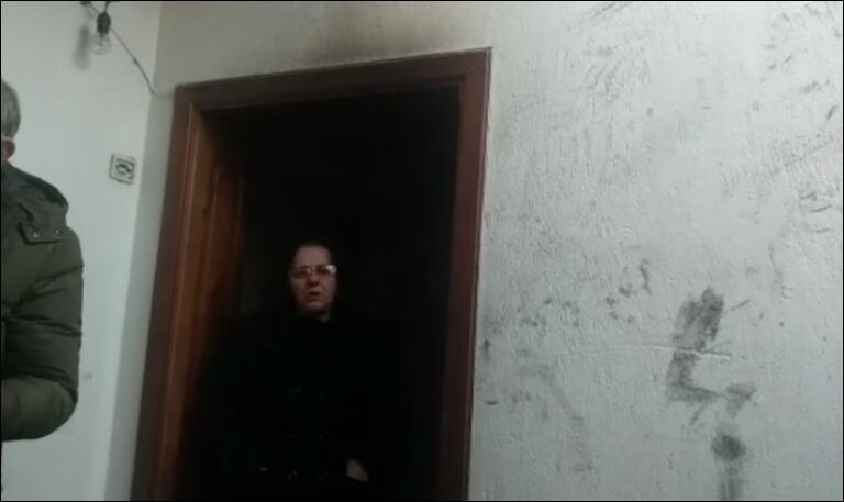 “Nuk kam një kujtim nga fëmijët”, banorja e pallatit të djegur në Pogradec shpërthen në vaj: U shua mundi im