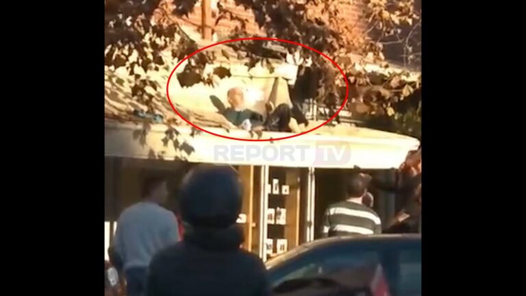 I moshuari bie nga pallati dhe e shpëton tenda (VIDEO)