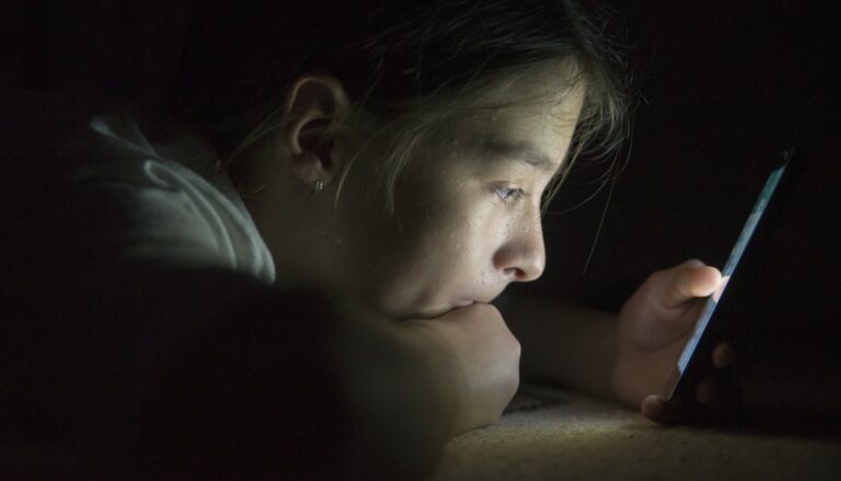 Pagjumësia nga rrjetet sociale ”pushton” adoleshentët