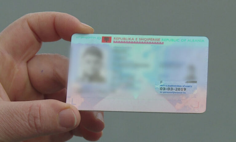 Fluks qytetarësh në dyert e aplikimeve për ID. Shumë ankesa për radhët e shumta