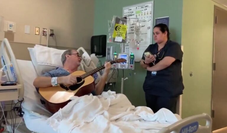 Kur dhimbja kthehet në forcë, i sëmuri me kancer dhe infermierja duet në natën e Krishtlindjeve