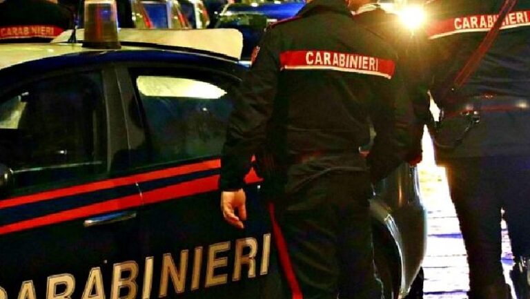 Karabinierët ndërhyjnë për të shuar sherrin mes 30-vjeçarit dhe gruas së tij, por i zbulojnë kokainë dhe armë