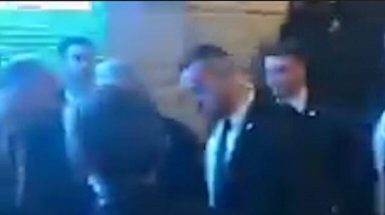 Momenti kur Kryeministri njoftohet se po ndodh sulm me raketë, ja ku fshihet (Video)
