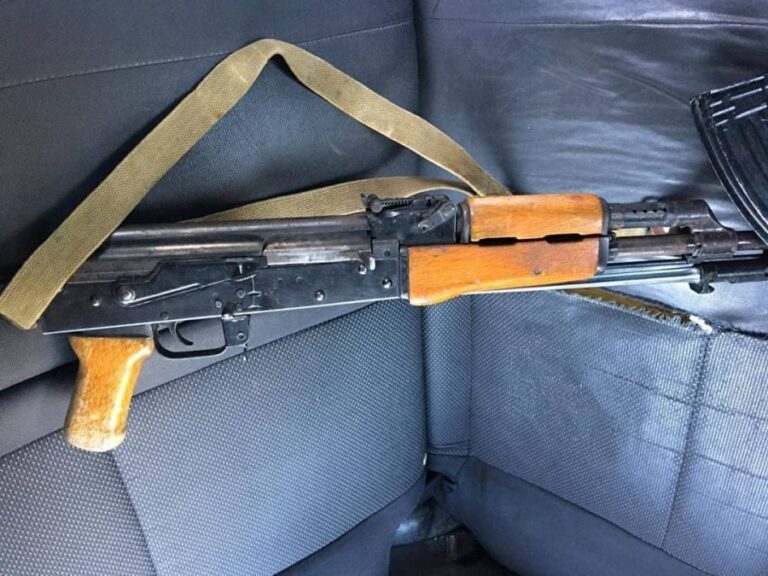 Qëlloi më kallashnikov në ajër, arrestohet 19 vjeçari