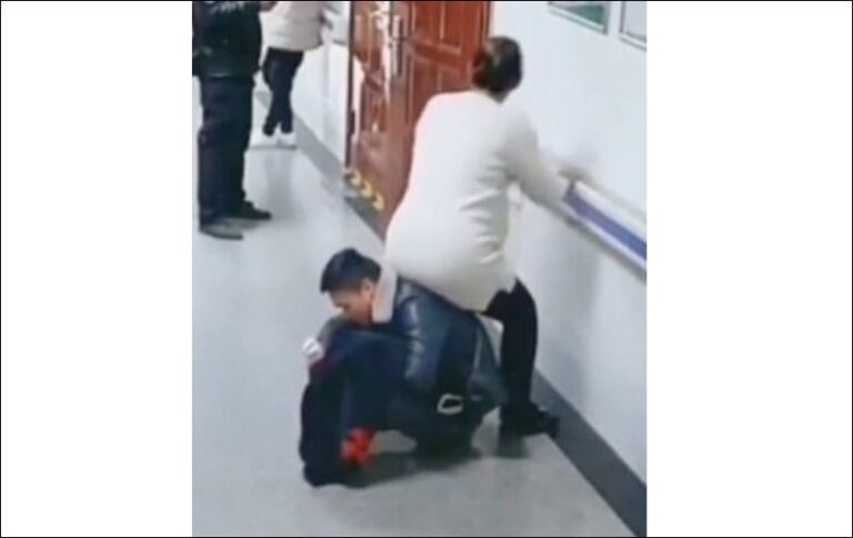 Nuk i hapin një vend që të ulej, burri kthehet në ‘stol’ për gruan e tij shtatzënë (VIDEO)