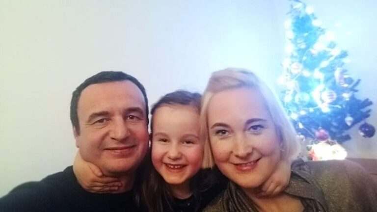Albin Kurti me familjen i uron qytetarëve Vitin e Ri
