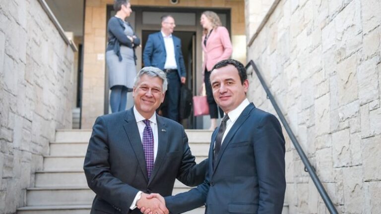Ambasadori amerikan, Kosnett takon edhe Albin Kurtin