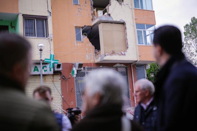 Foto/ Basha rrëfen bisedat me banorët e prekur nga tërmeti: Duhet të nisë puna pa humbur kohë