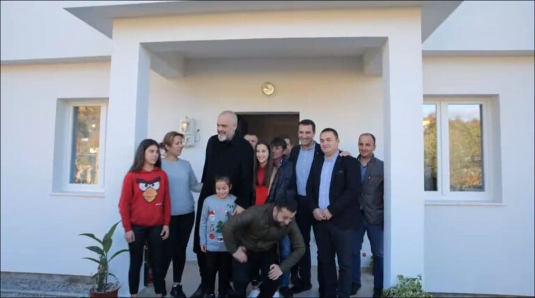Shtëpia e re e familjes Zela në Vaqarr që u godit keqaz nga tërmeti i shtatorit, çel dyert në ditën e bekuar të Krishtlindjeve