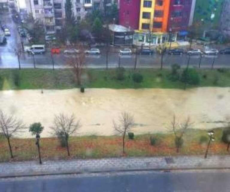 Balliu publikon videot: Tiranën nuk e përmbyti shiu, por vjedhjet e Ramës dhe Veliajt