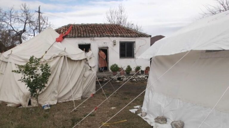 Familja me 8 anëtarë qëndron në çadër