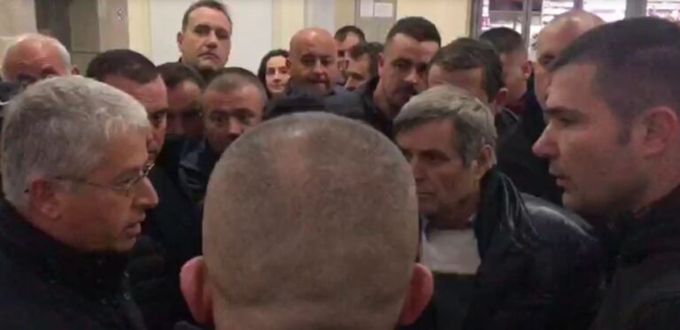 Gazetari reagon për sjelljen e ministrit: Ky thjesht është lapangjoz