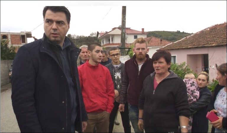 VIDEO-LAJM/ Prej 8 ditësh në makinë me fëmijën 8 muajsh