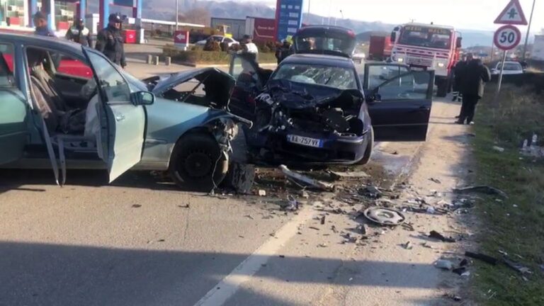 Makinat përplasen kokë më kokë, 5 të plagosur në Maliq