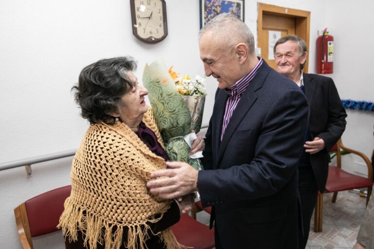 Presidenti Meta uron Vitin e Ri nga “Shtëpia e të Moshuarve” në Kavajë: Të luftojmë plagët sociale!