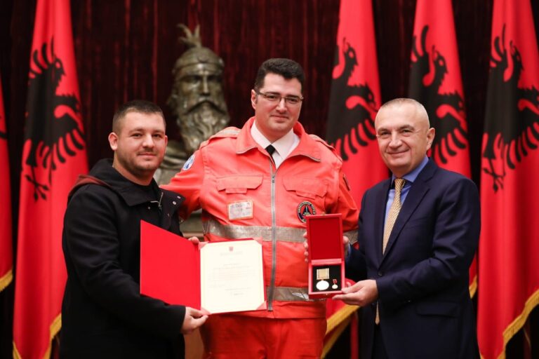 U dekorua nga Presidenti. Flet mjeku: Si u futa në rrënoja për ti shpëtuar jetën Klajdi Qatos