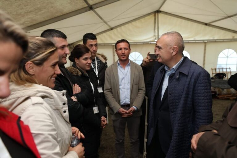 “Mirënjohje për vullnetarët e palodhur”, Presidenti Meta në Kishën e Laçit