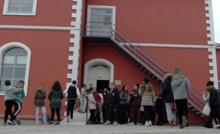 Fëmijët e larguar nga Tirana dhe Durrësi nisin mësimin në qytetet e tjera