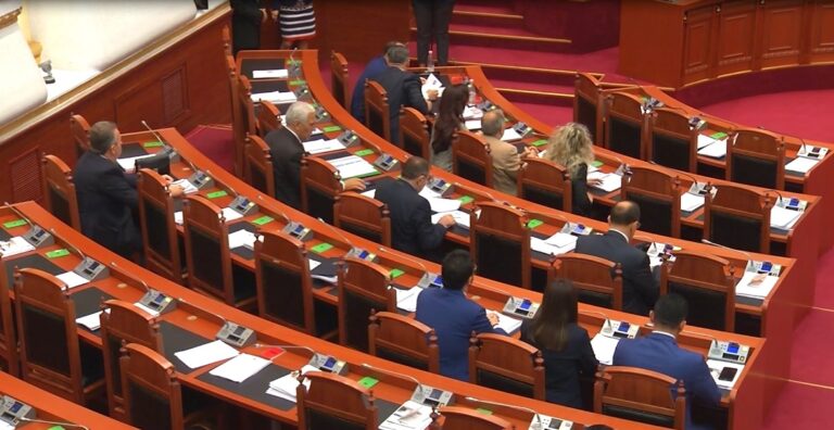 Opozita “e dështuar” parlamentare, në 10 muaj vetëm 3 projektligje