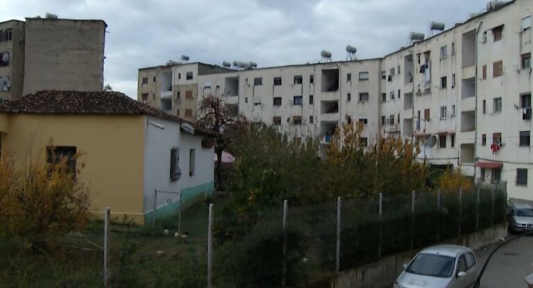 Banorët e Tufinës kundër shembjeve: Pallatet nuk kanë pësuar dëmtime, do bëjnë qendër tregtare