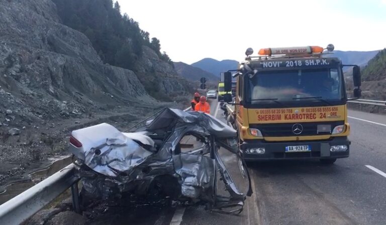 Makina ndahet në dysh, pamje të frikshme nga aksidenti ku mbeti një viktimë