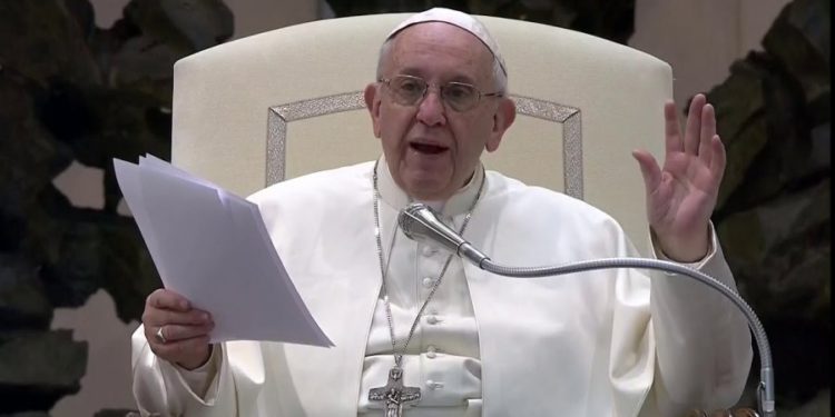 Papa Francesku: “Gruaja është harmoni, është poezi, është bukuria!”