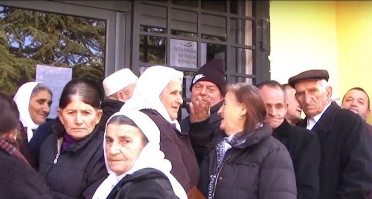 Pensionistët, në radhë për “gjysmëgjelin”, nga veriu në jug
