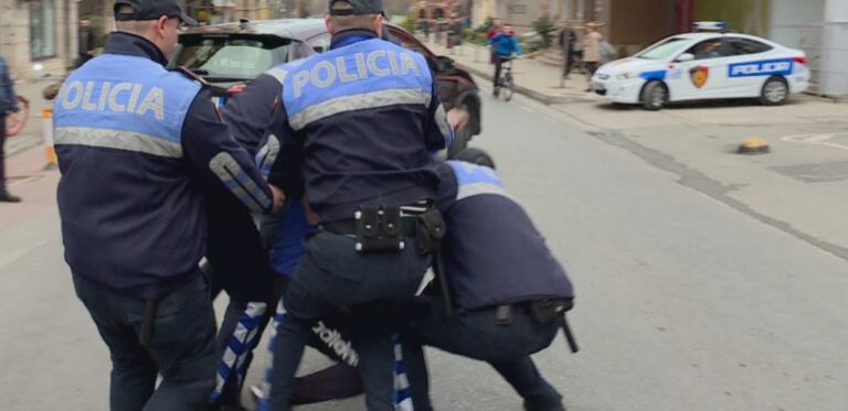 Qëlloi me sëpatë në kokë shitësin e bananeve në Korçë, arrestohet autori