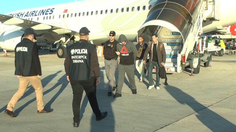 Kokulur dhe i mbuluar me kapuç, ekstradohet nga SHBA vrasësi shqiptar me dy emra (Foto)