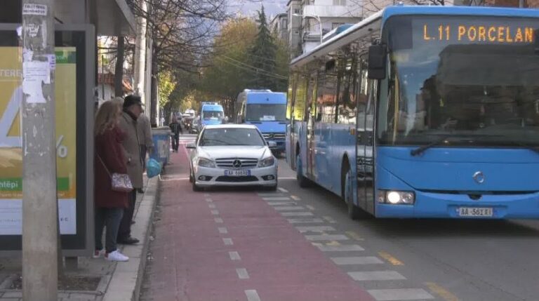 Urbanët bllokojnë qarkullimin, Bashkia nuk krijon vende të posaçme ndalimi